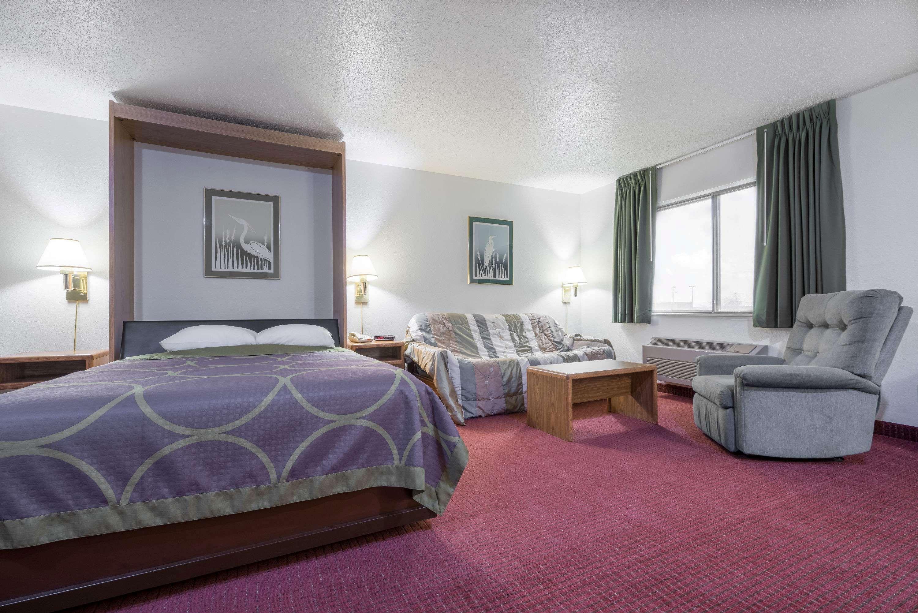 ซูเปอร์ 8 บาย วินด์แฮม ฟองด์ ดู แล็ค Hotel ฟงด์ดูลัค ภายนอก รูปภาพ