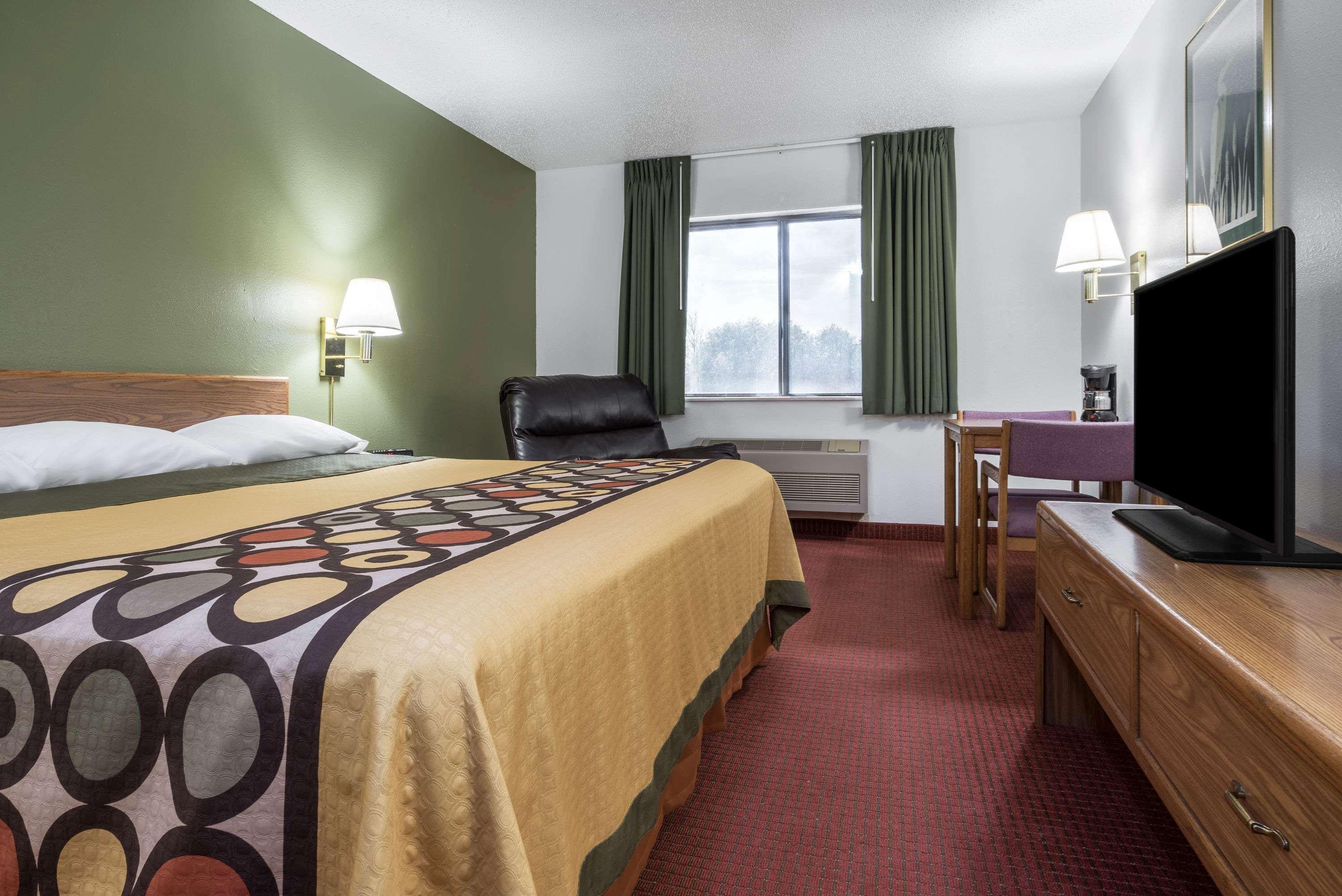 ซูเปอร์ 8 บาย วินด์แฮม ฟองด์ ดู แล็ค Hotel ฟงด์ดูลัค ภายนอก รูปภาพ