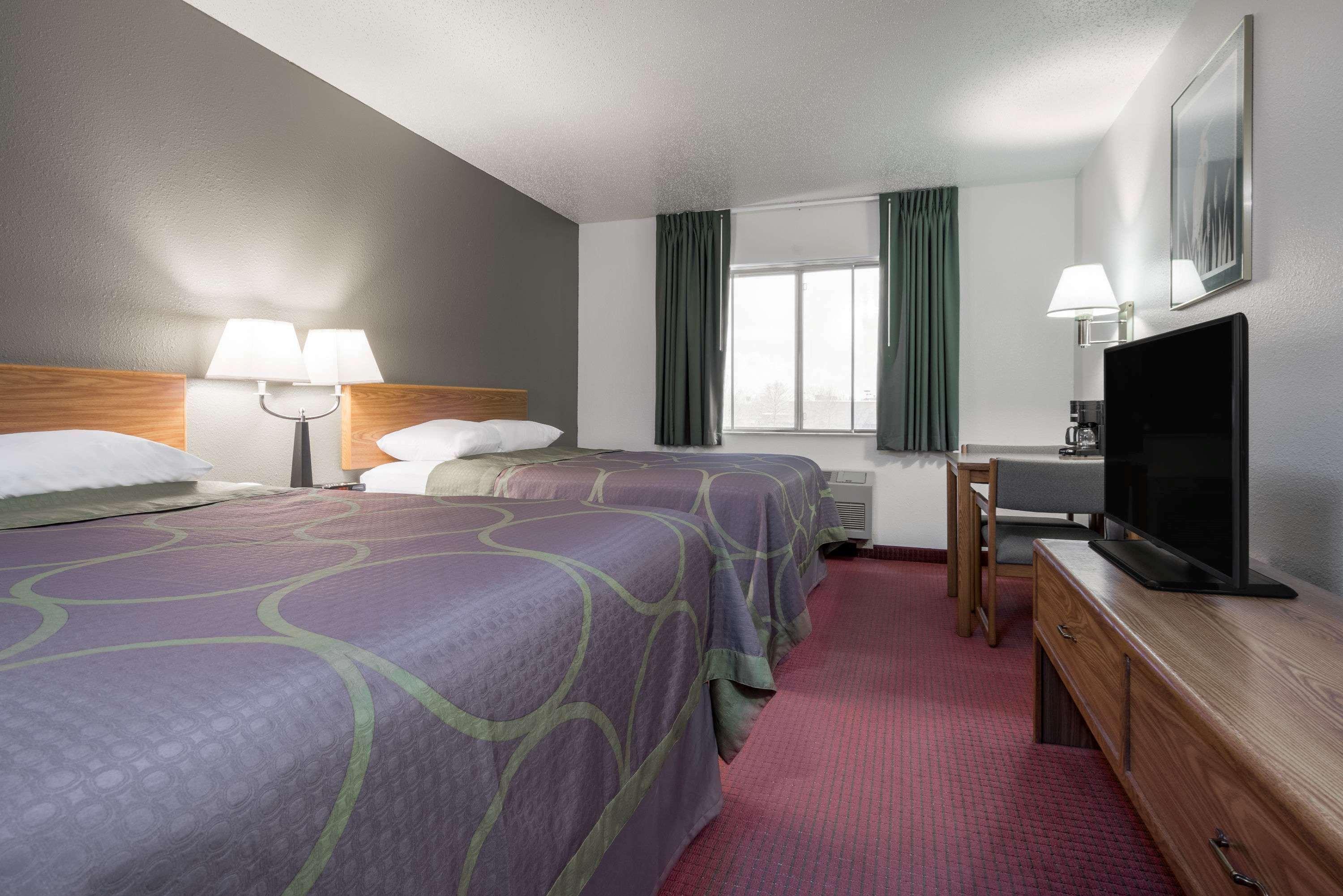 ซูเปอร์ 8 บาย วินด์แฮม ฟองด์ ดู แล็ค Hotel ฟงด์ดูลัค ภายนอก รูปภาพ